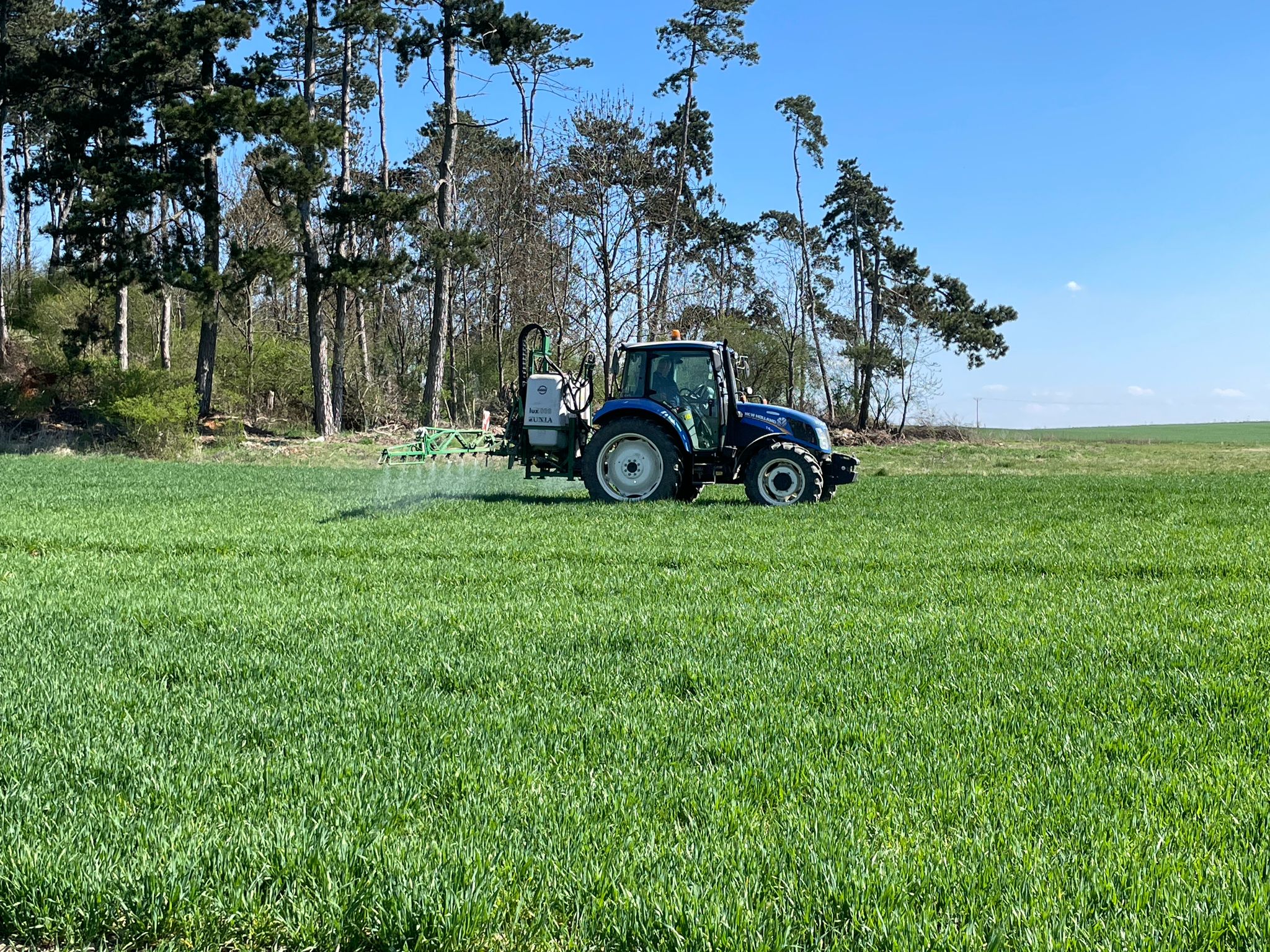 Prace na polach Opolskiego Ośrodka Doradztwa Rolniczego